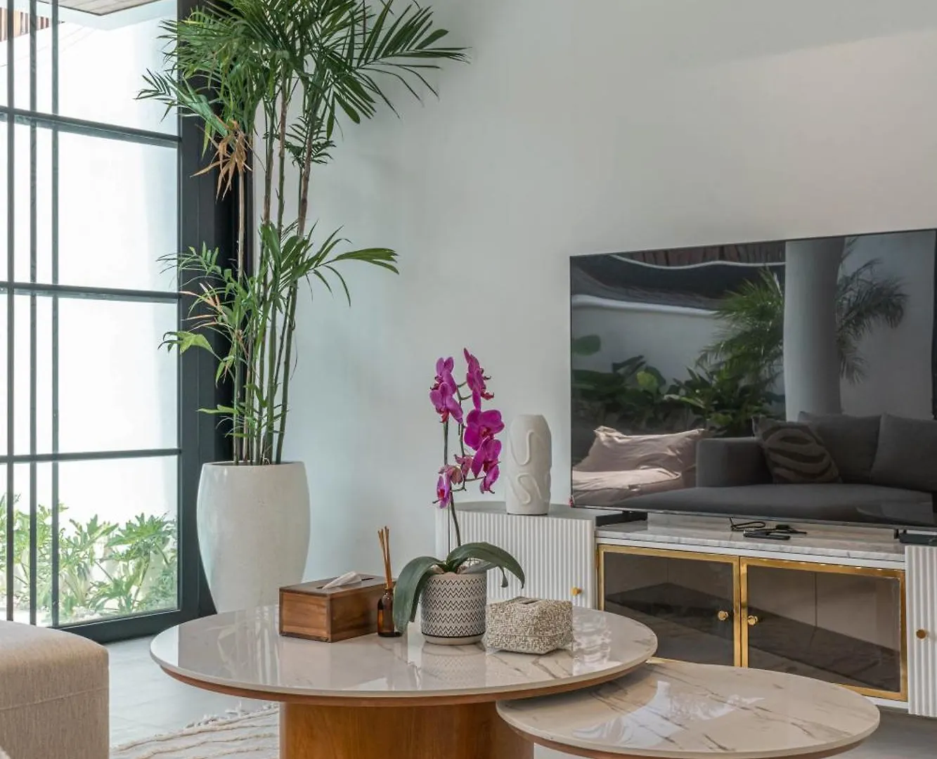 Villa Jenna - Exquisite 3Br Villa Close To Batu Belig Beach Canggu