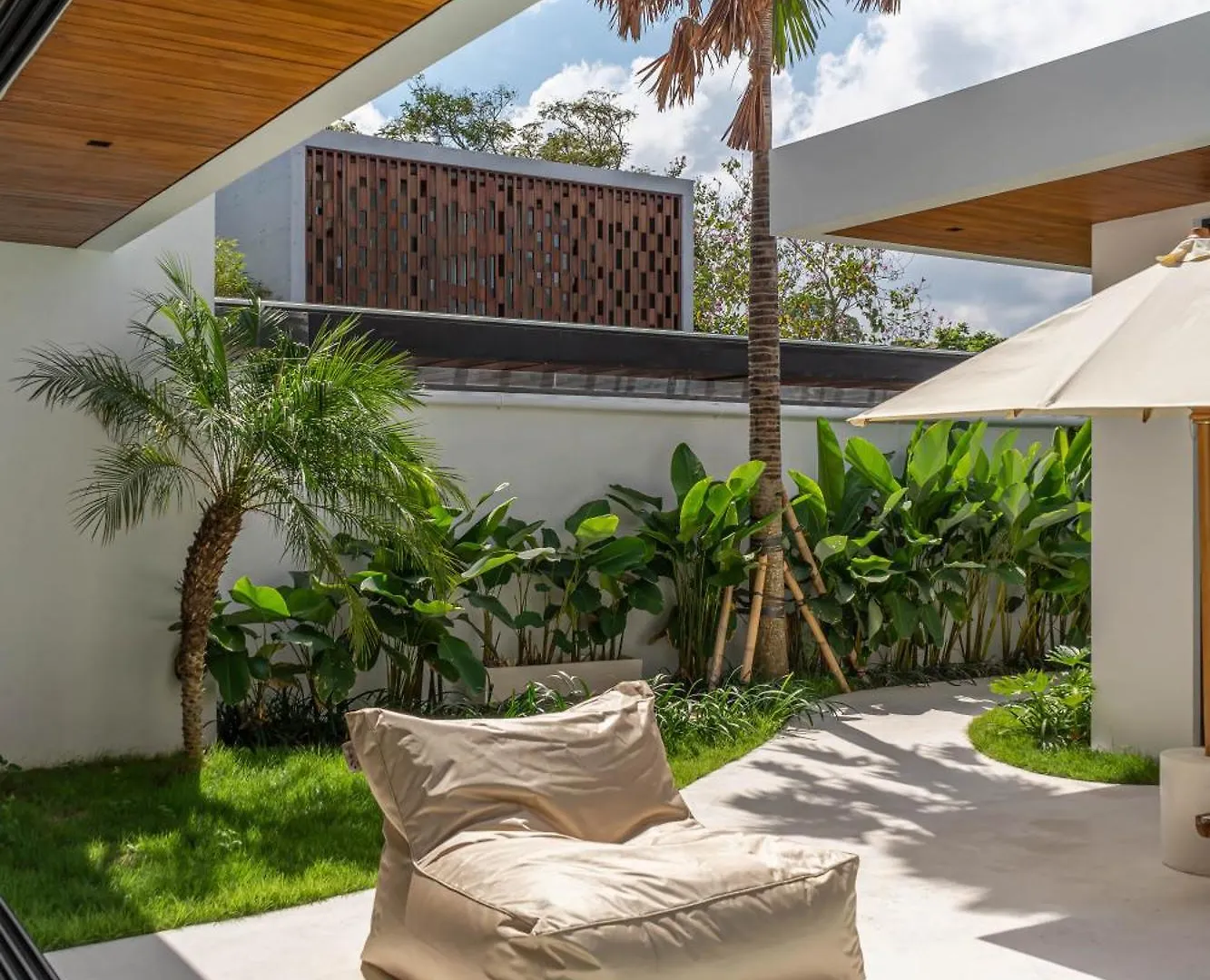 Villa Jenna - Exquisite 3Br Villa Close To Batu Belig Beach Canggu