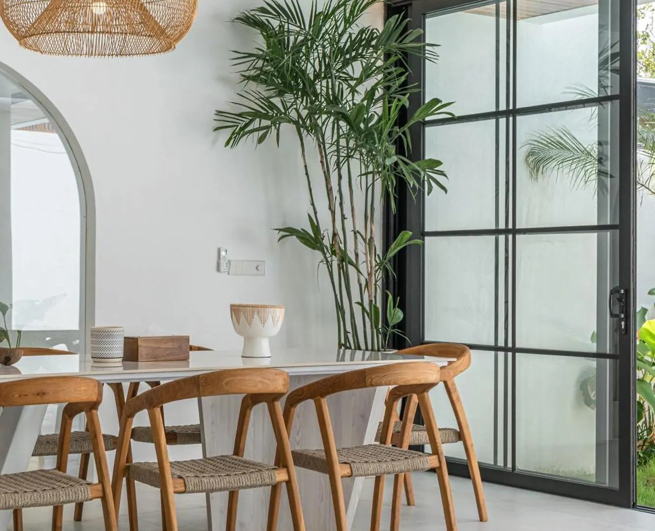 Villa Jenna - Exquisite 3Br Villa Close To Batu Belig Beach Canggu