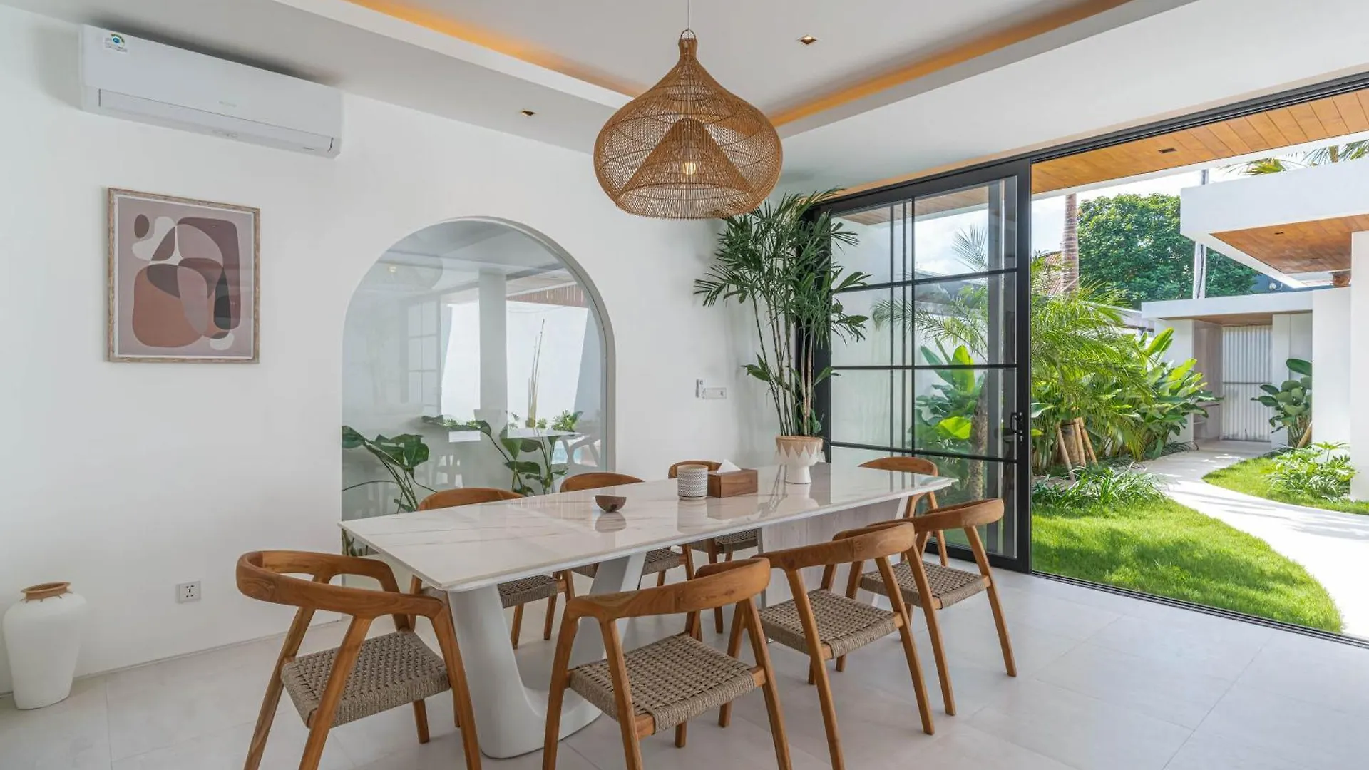 Villa Jenna - Exquisite 3Br Villa Close To Batu Belig Beach Canggu