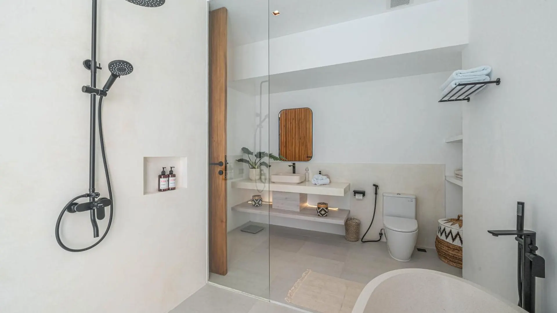 Villa Jenna - Exquisite 3Br Villa Close To Batu Belig Beach Canggu  Canggu (Bali)