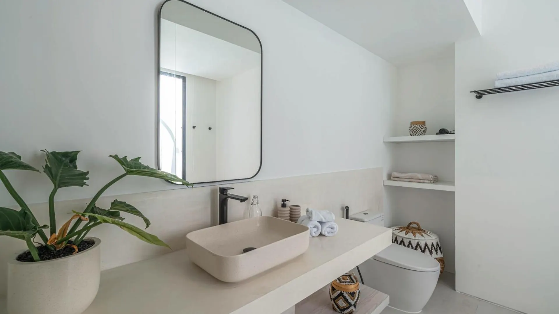 Villa Jenna - Exquisite 3Br Villa Close To Batu Belig Beach Canggu  0*, Canggu (Bali) Indonesia