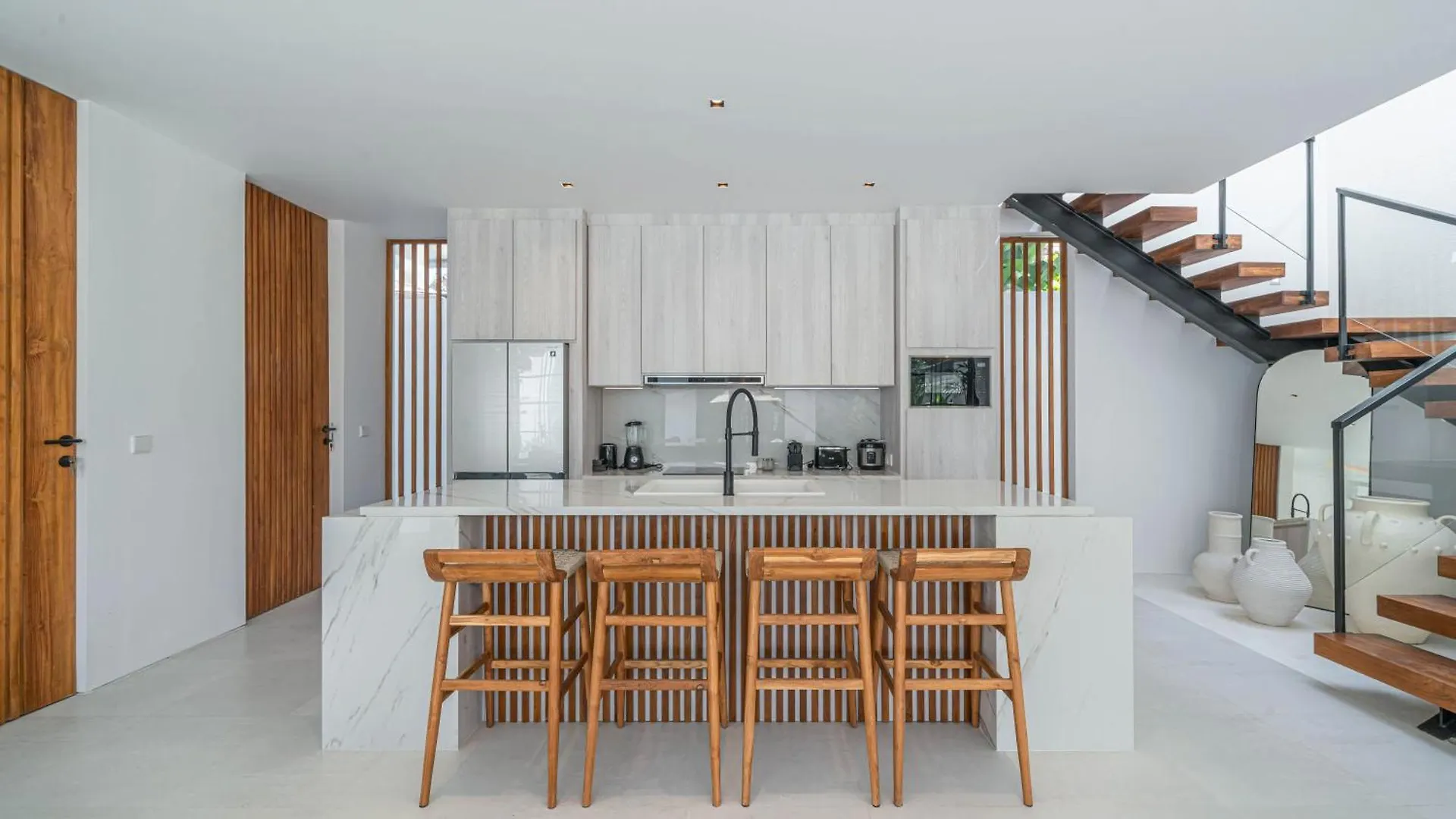 Villa Jenna - Exquisite 3Br Villa Close To Batu Belig Beach Canggu